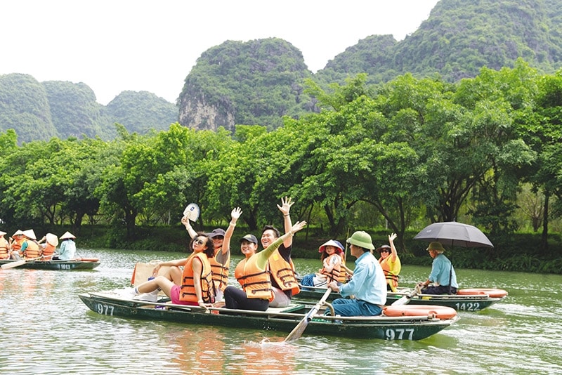Du lịch xanh ngày càng phổ biến và thu hút giới trẻ. Du lịch xanh ngày càng phổ biến và thu hút giới trẻ.