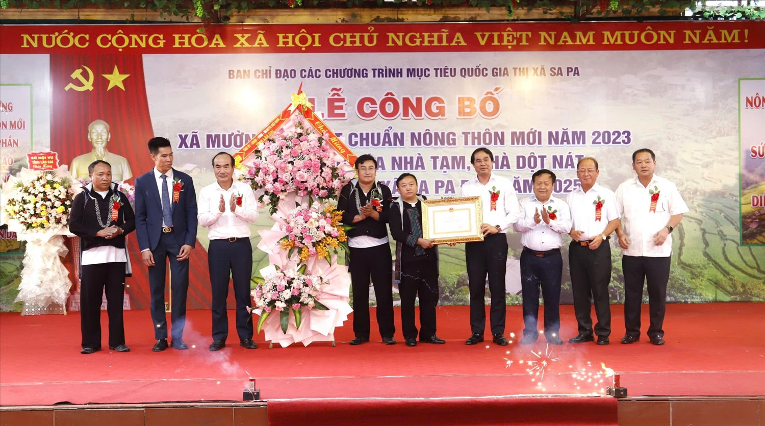 Chủ tịch UBND tỉnh Lào Cai Trịnh Xuân Trường (thứ 4 từ phải qua) trao Bằng công nhận đạt chuẩn nông thôn mới cho xã Mường Hoa