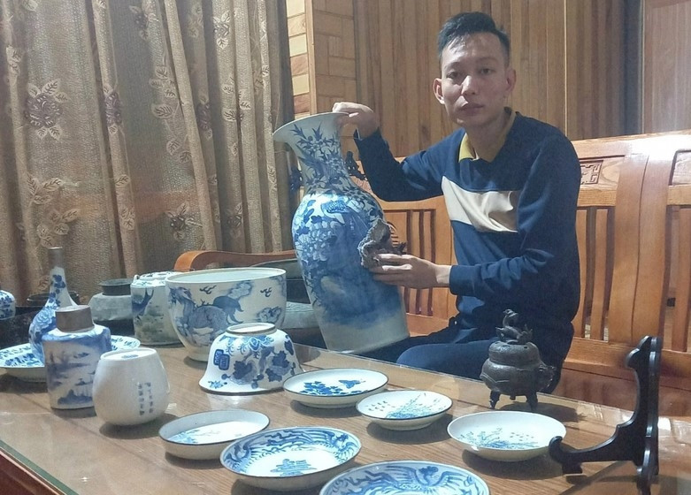 Hoàng Việt Anh bên những cổ vật, hiện vật sưu tầm được Hoàng Việt Anh bên những cổ vật, hiện vật sưu tầm được