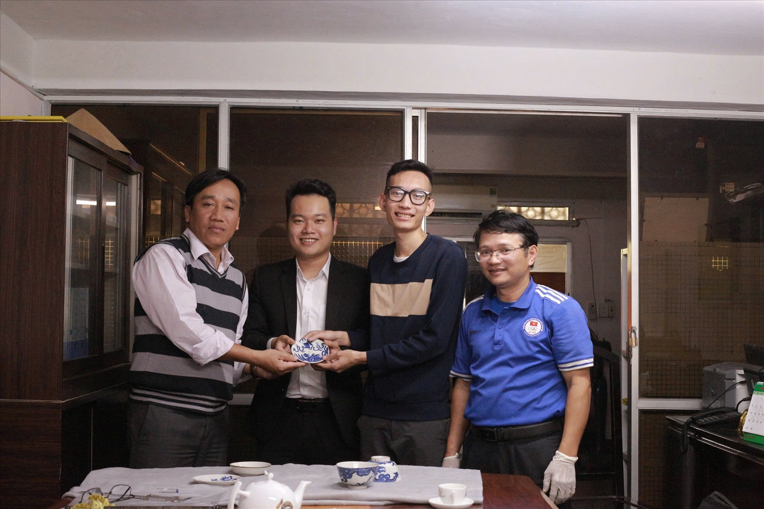 Việt Anh (thứ 2 từ phải sang) hiến tặng nhiều cổ vật có giá trị cho các bảo tàng Việt Anh (thứ 2 từ phải sang) hiến tặng nhiều cổ vật có giá trị cho các bảo tàng