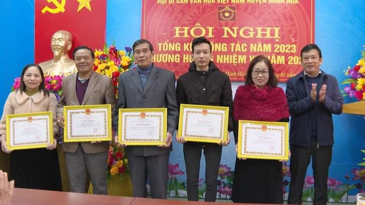 Hoàng Việt Anh (thứ 3 từ phải sang) được UBND huyện Minh Hóa khen thưởng vì có nhiều thành tích trong lĩnh vực gìn giữ, bảo tồn và phát huy giá trị văn hóa dân gian Hoàng Việt Anh (thứ 3 từ phải sang) được UBND huyện Minh Hóa khen thưởng vì có nhiều thành tích trong lĩnh vực gìn giữ, bảo tồn và phát huy giá trị văn hóa dân gian