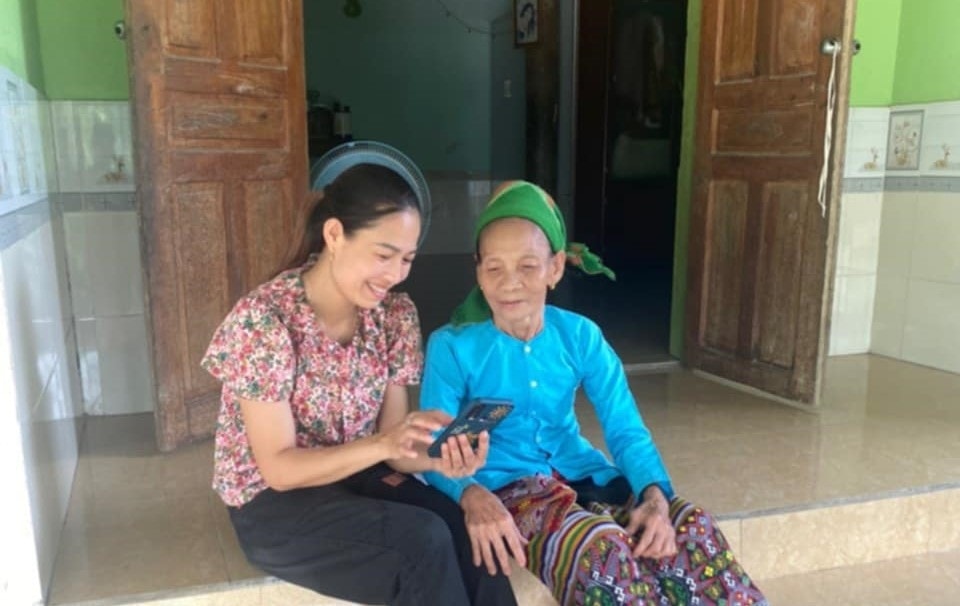 Điều tra viên ở huyện Con Cuông đến hộ gia đình đồng bào DTTS để điều tra, thu thập thông tin về thực trạng KT-XH 53 DTTS Điều tra viên ở huyện Con Cuông đến hộ gia đình đồng bào DTTS để điều tra, thu thập thông tin về thực trạng KT-XH 53 DTTS