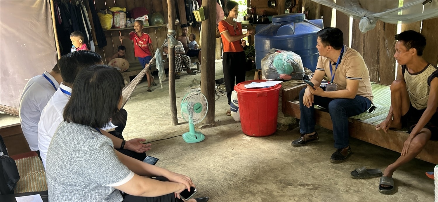Điều tra viên về bản Mò O Ồ Ồ xã Thượng Hóa (Minh Hóa, quảng Bình) thu thập thông tin về thực trạng KT-XH 53 DTTS Điều tra viên về bản Mò O Ồ Ồ xã Thượng Hóa (Minh Hóa, quảng Bình) thu thập thông tin về thực trạng KT-XH 53 DTTS