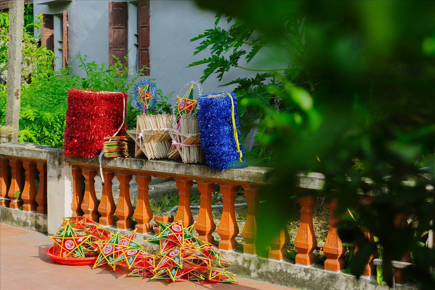 Từ những vật liệu đơn giản  sau nhiều công đoạn đã trở thành chiếc đèn lung linh nhiều màu sắc