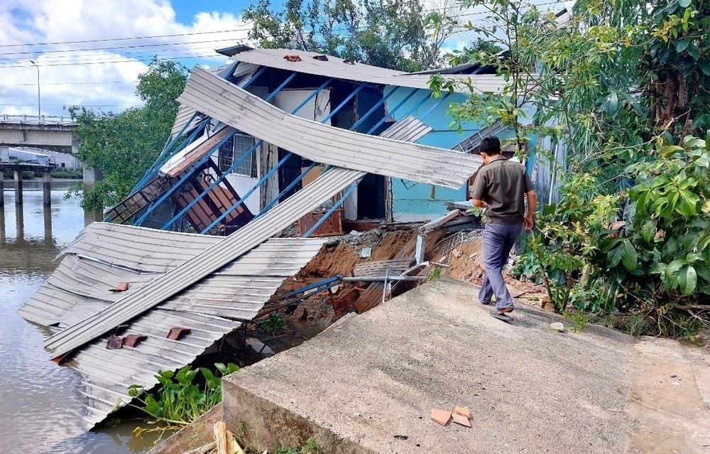 Vĩnh Long là một trong những địa phương xảy ra nhiều vụ sạt lở trong những năm gần đây ở khu vực Đồng bằng sông Cửu Long (Ảnh minh họa). Vĩnh Long là một trong những địa phương xảy ra nhiều vụ sạt lở trong những năm gần đây ở khu vực Đồng bằng sông Cửu Long (Ảnh minh họa).