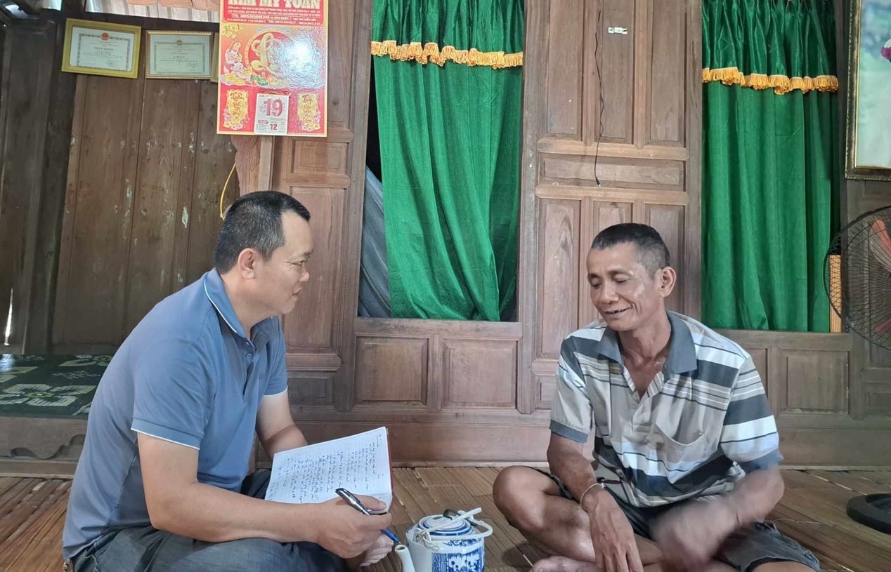 Người có uy tín Hồ Đăm (bên phải) chia sẻ với phóng viên Báo Dân tộc và Phát triển về việc hỗ trợ điều tra viên thu thập thôn tin về thực trạng KT-XH 53 DTTS tại địa bàn Người có uy tín Hồ Đăm (bên phải) chia sẻ với phóng viên Báo Dân tộc và Phát triển về việc hỗ trợ điều tra viên thu thập thôn tin về thực trạng KT-XH 53 DTTS tại địa bàn