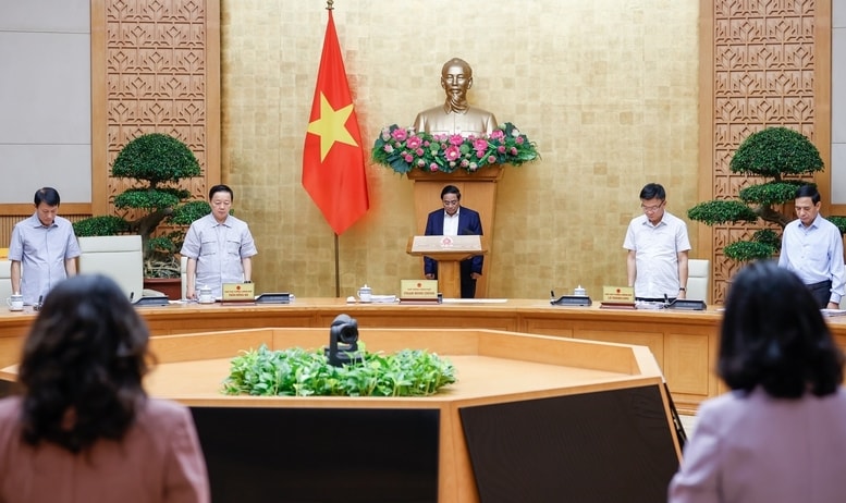 Mở đầu phiên họp, Chính phủ đã dành phút mặc niệm tưởng nhớ Tổng Bí thư Nguyễn Phú Trọng - Ảnh: VGP/Nhật Bắc