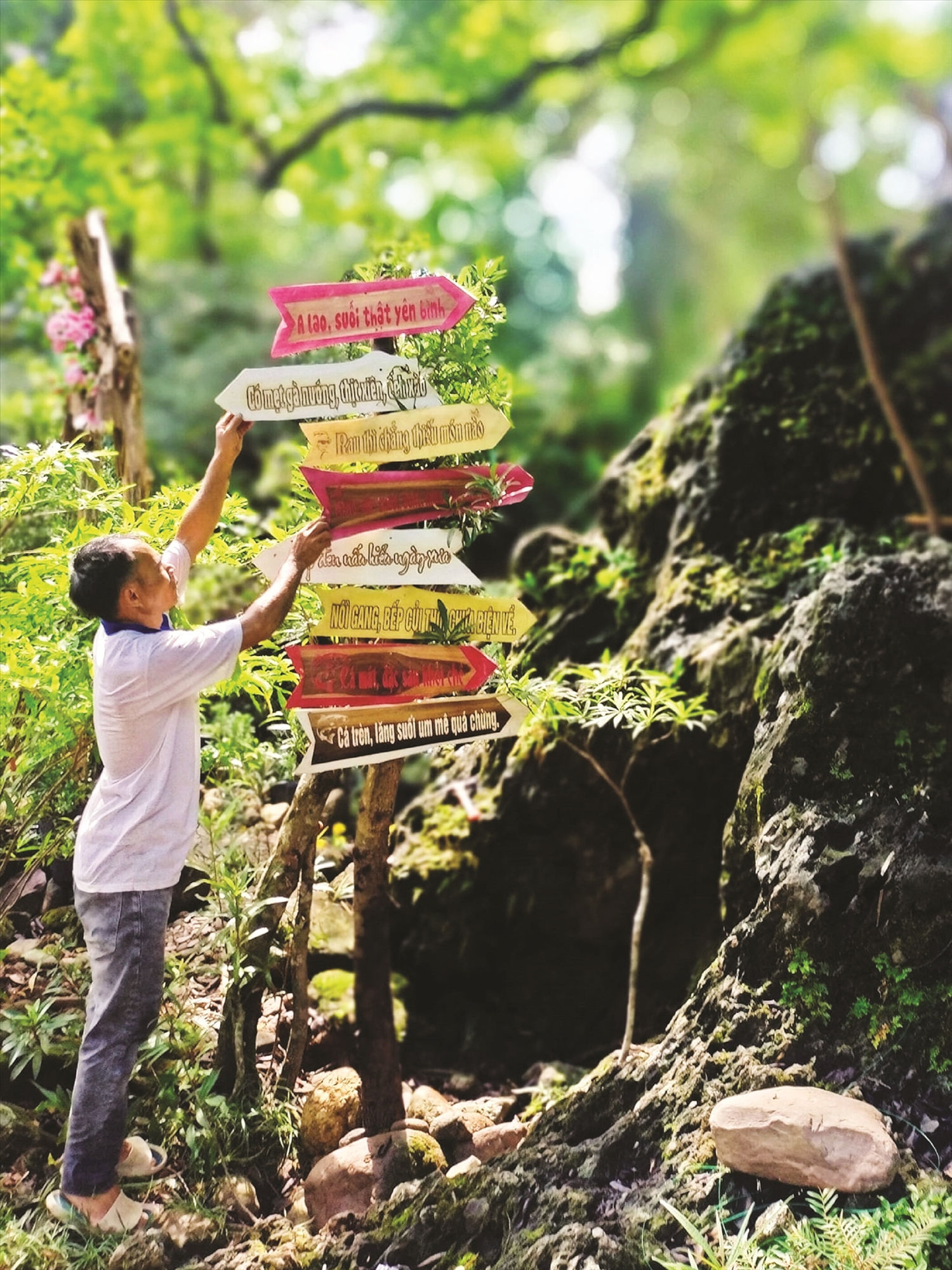 Đồng bào Bru Vân Kiều trang trí biển chỉ dẫn vào suối A Lao. Đồng bào Bru Vân Kiều trang trí biển chỉ dẫn vào suối A Lao.