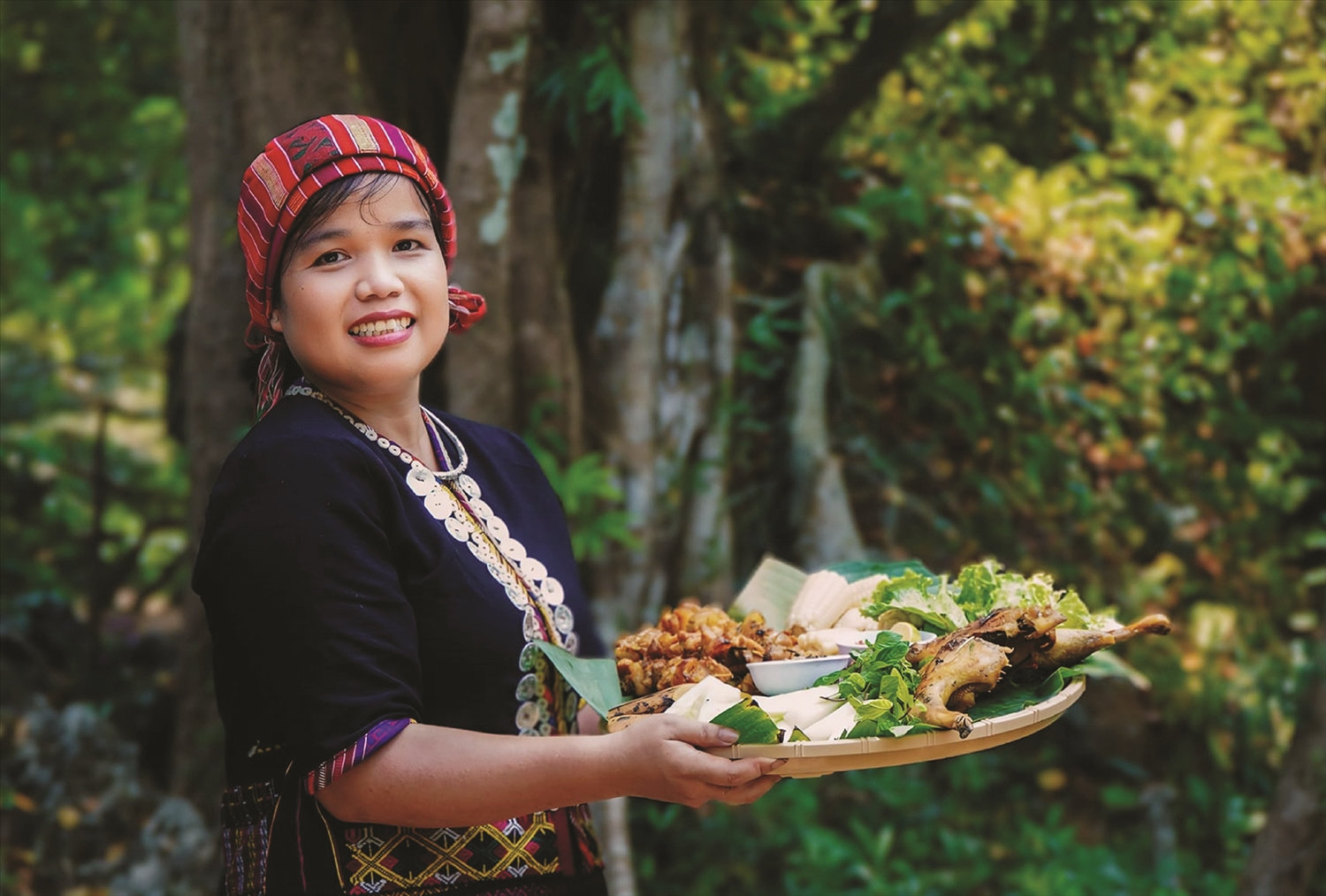 Phụ nữ Vân Kiều chế biến các món ăn dân dã mang hương vị núi rừng nhưng đảm bảo ngon, an toàn vệ sinh thực phẩm phục vụ du khách. Phụ nữ Vân Kiều chế biến các món ăn dân dã mang hương vị núi rừng nhưng đảm bảo ngon, an toàn vệ sinh thực phẩm phục vụ du khách.