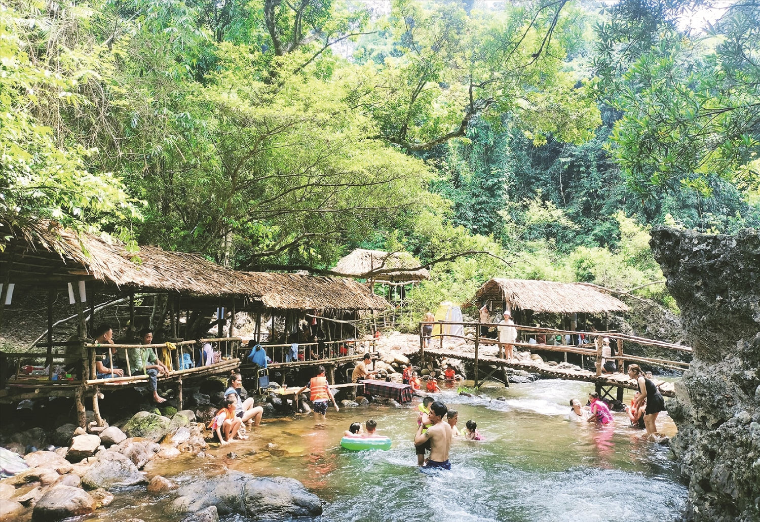 Suối A Lao xã Tà Long trở thành địa điểm du lịch lý tưởng ở phía tây Quảng Trị. Suối A Lao xã Tà Long trở thành địa điểm du lịch lý tưởng ở phía tây Quảng Trị.