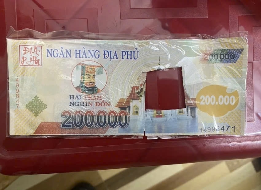 Tiền âm phủ được dán lên bề mặt hộp kiện hàng giao cho khách mua tiền giả để lừa đảo Tiền âm phủ được dán lên bề mặt hộp kiện hàng giao cho khách mua tiền giả để lừa đảo