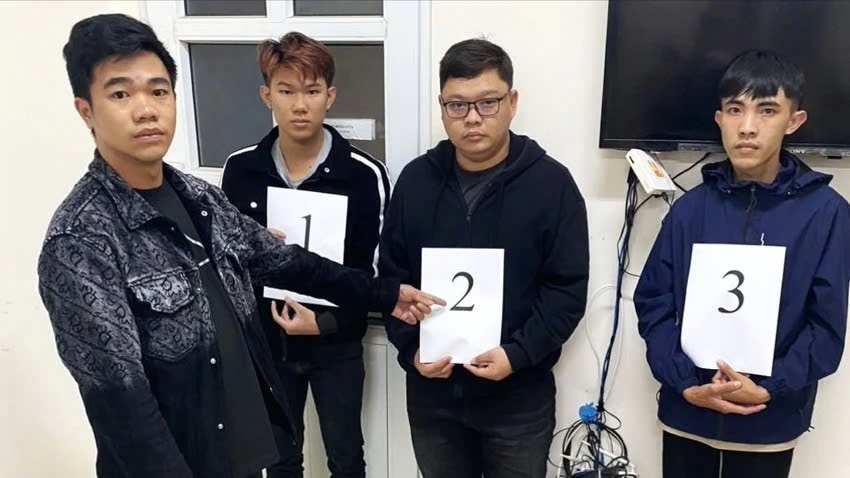 4 đối tượng của đường dây lừa bán tiền giả quy mô lớn vừa bị Công an TP Bảo Lộc đánh sập bắt giữ 4 đối tượng của đường dây lừa bán tiền giả quy mô lớn vừa bị Công an TP. Bảo Lộc đánh sập bắt giữ