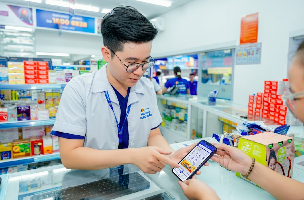 Dược sĩ giới thiệu và hướng dẫn khách hàng sử dụng tính năng “Nhắc uống thuốc”. Dược sĩ giới thiệu và hướng dẫn khách hàng sử dụng tính năng “Nhắc uống thuốc”.