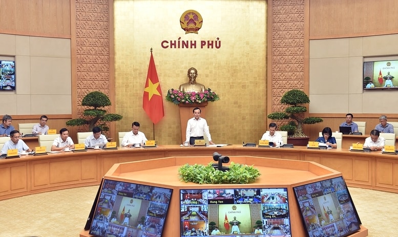 Phó Thủ tướng yêu cầu các lực lượng chức năng quyết liệt hơn, phối hợp tốt hơn trong công tác chống buôn lậu, gian lận thương mại, hàng giả, trong đó nêu cao vai trò của người đứng đầu - Ảnh: VGP/Hải Minh Phó Thủ tướng yêu cầu các lực lượng chức năng quyết liệt hơn, phối hợp tốt hơn trong công tác chống buôn lậu, gian lận thương mại, hàng giả, trong đó nêu cao vai trò của người đứng đầu - Ảnh: VGP/Hải Minh