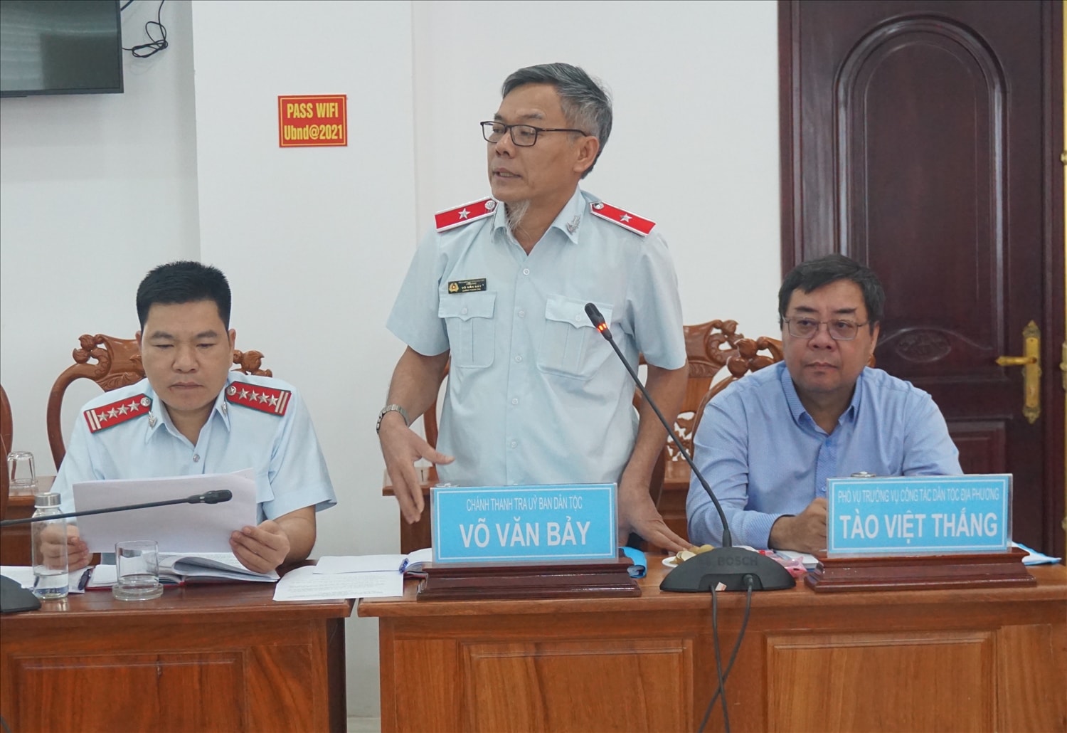 Ông Võ Văn Bảy, Chánh Thanh tra Uỷ Ban Dân tộc  có ý kiến tại buổi công bố Quyết định