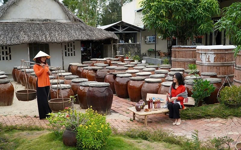 Nghề làm mắm truyền thống ở làng chài Cửa Khe, huyện Thăng Bình là điểm nhấn thu hút du khách (Nguồn ảnh: TL) Nghề làm mắm truyền thống ở làng chài Cửa Khe, huyện Thăng Bình là điểm nhấn thu hút du khách (Nguồn ảnh: TL)