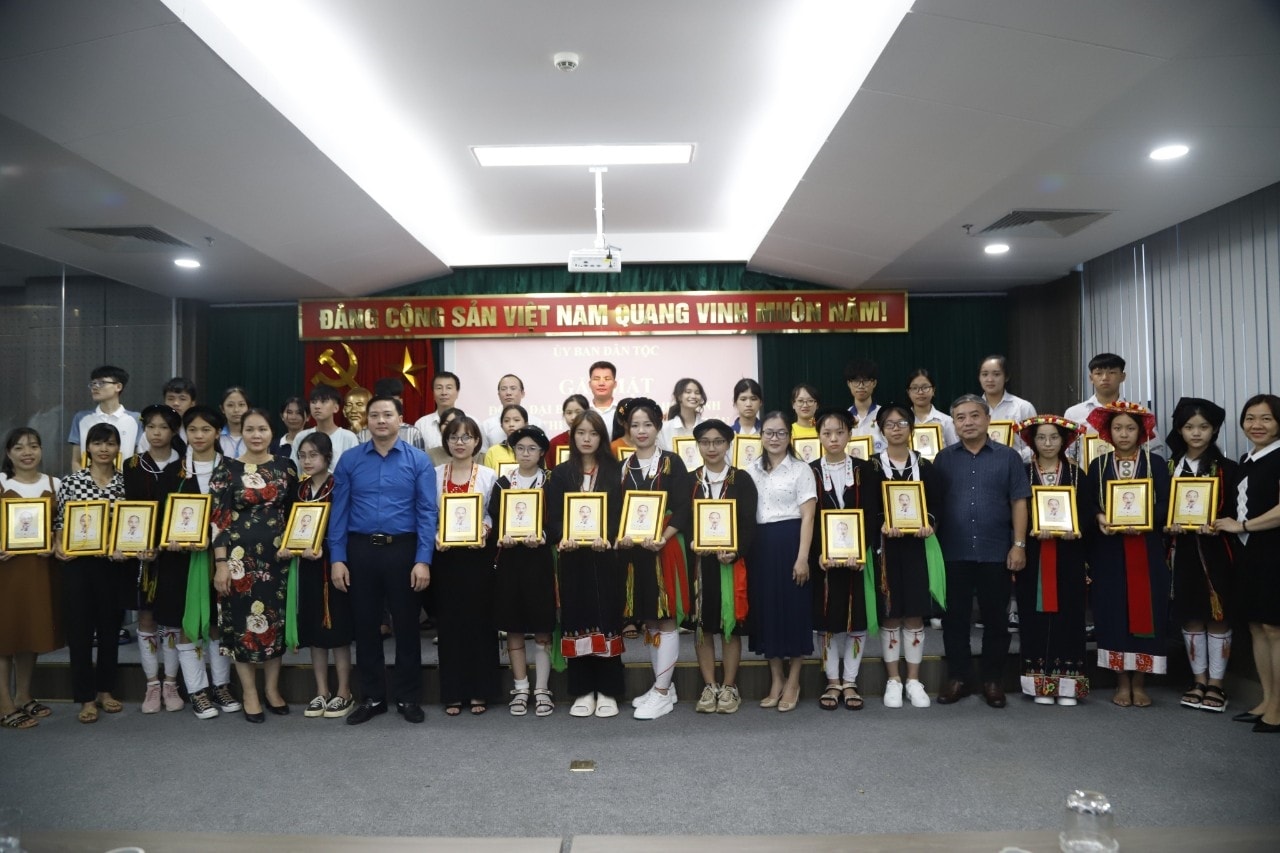 Ban Dân tộc tỉnh Vĩnh Phúc tổ chức cho các em học sinh, sinh viên DTTS xuất sắc tiêu biểu thăm quan và gặp mặt lãnh đạo Ủy ban Dân tộc tại Hà Nội Ban Dân tộc tỉnh Vĩnh Phúc tổ chức cho các em học sinh, sinh viên DTTS xuất sắc tiêu biểu thăm quan và gặp mặt lãnh đạo Ủy ban Dân tộc tại Hà Nội