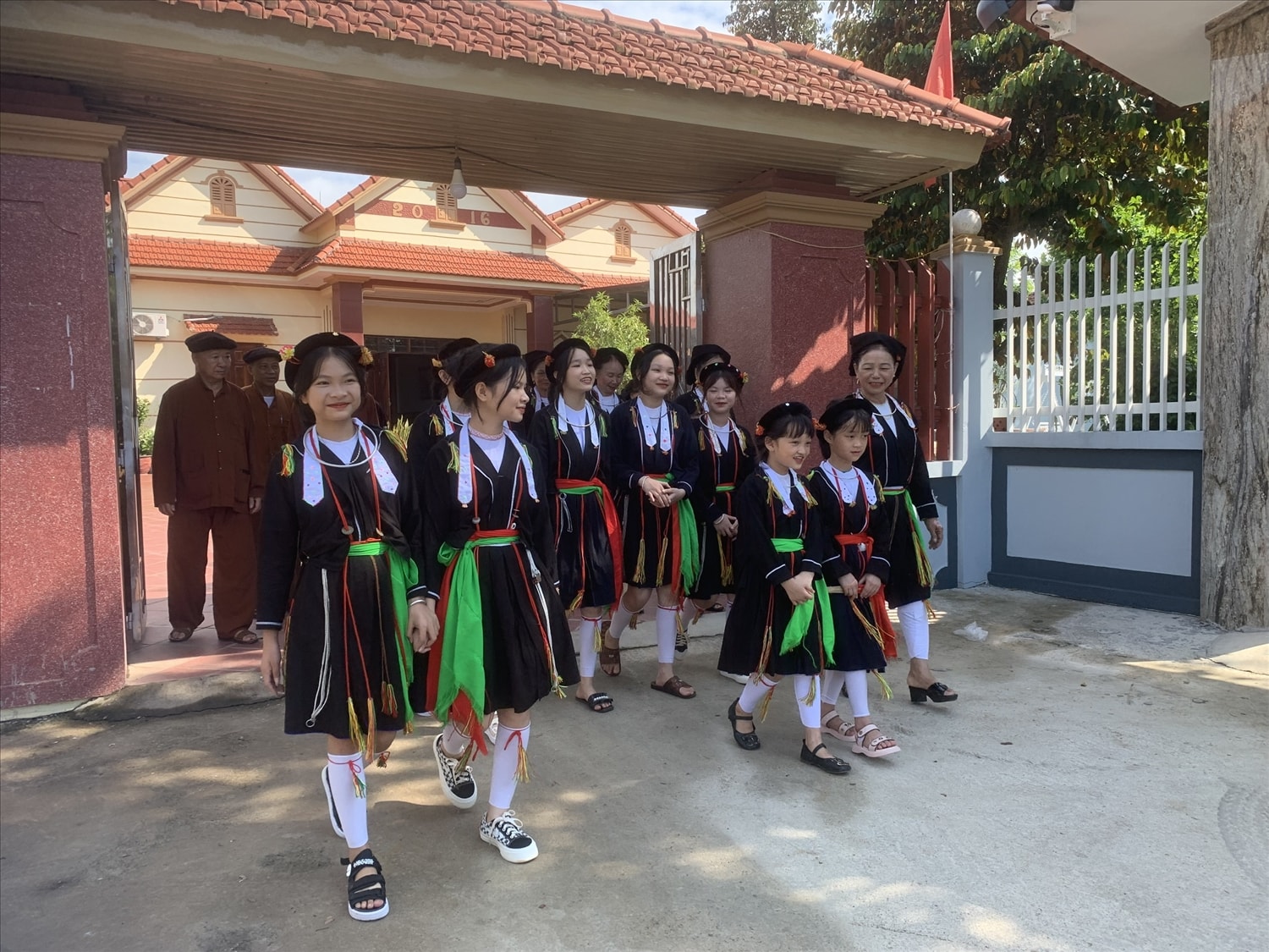 Nhờ thực hiện tốt các chương trình, chính sách dân tộc, đời sống của đồng bào DTTS và miền núi trên địa bàn tỉnh được cải thiện rõ rệt, nâng cao mức hưởng thụ văn hóa cho Nhân dân Nhờ thực hiện tốt các chương trình, chính sách dân tộc, đời sống của đồng bào DTTS và miền núi trên địa bàn tỉnh được cải thiện rõ rệt, nâng cao mức hưởng thụ văn hóa cho Nhân dân