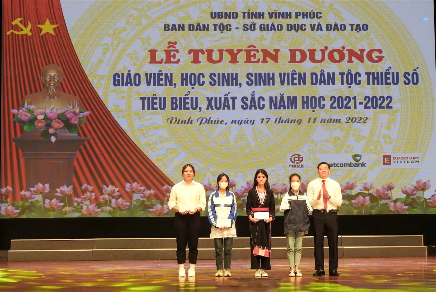Ông Hoàng Anh, Phó trưởng Ban Phụ trách Ban Dân tộc tỉnh Vĩnh Phúc trao quà cho các em học sinh, sinh viên DTTS xuất sắc tiêu biểu năm học 2021-2022 Ông Hoàng Anh, Phó trưởng Ban Phụ trách Ban Dân tộc tỉnh Vĩnh Phúc trao quà cho các em học sinh, sinh viên DTTS xuất sắc tiêu biểu năm học 2021-2022