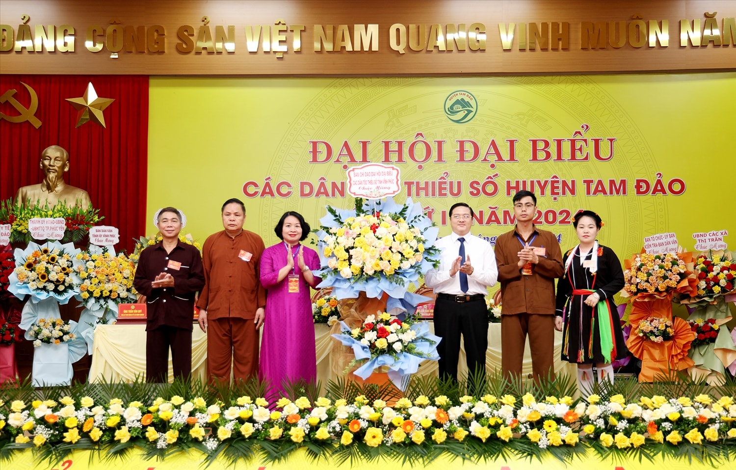 Ông Hoàng Anh, Phó trưởng Ban Phụ trách Ban Dân tộc tỉnh Vĩnh Phúc tặng hoa chúc mừng Đại hội DTTS huyện Tam Đảo năm 2024 Ông Hoàng Anh, Phó trưởng Ban Phụ trách Ban Dân tộc tỉnh Vĩnh Phúc tặng hoa chúc mừng Đại hội DTTS huyện Tam Đảo năm 2024