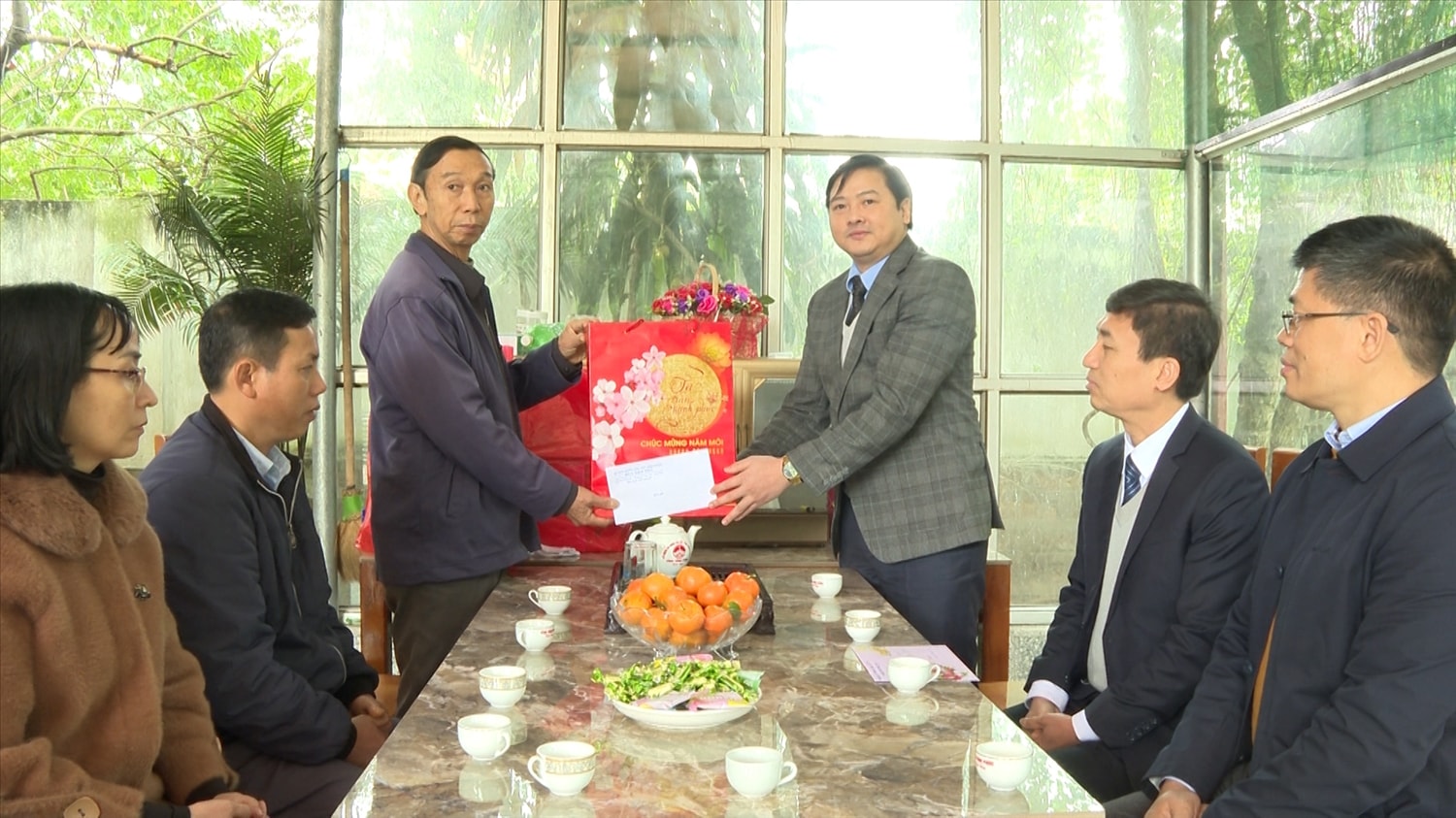 Ông Hoàng Anh, Phó trưởng Ban Phụ trách Ban Dân tộc tỉnh Vĩnh Phúc thăm, tặng quà cho đội ngũ Người có uy tín nhân dịp Tết Nguyên đán năm 2023 Ông Hoàng Anh, Phó trưởng Ban Phụ trách Ban Dân tộc tỉnh Vĩnh Phúc thăm, tặng quà cho đội ngũ Người có uy tín nhân dịp Tết Nguyên đán năm 2023