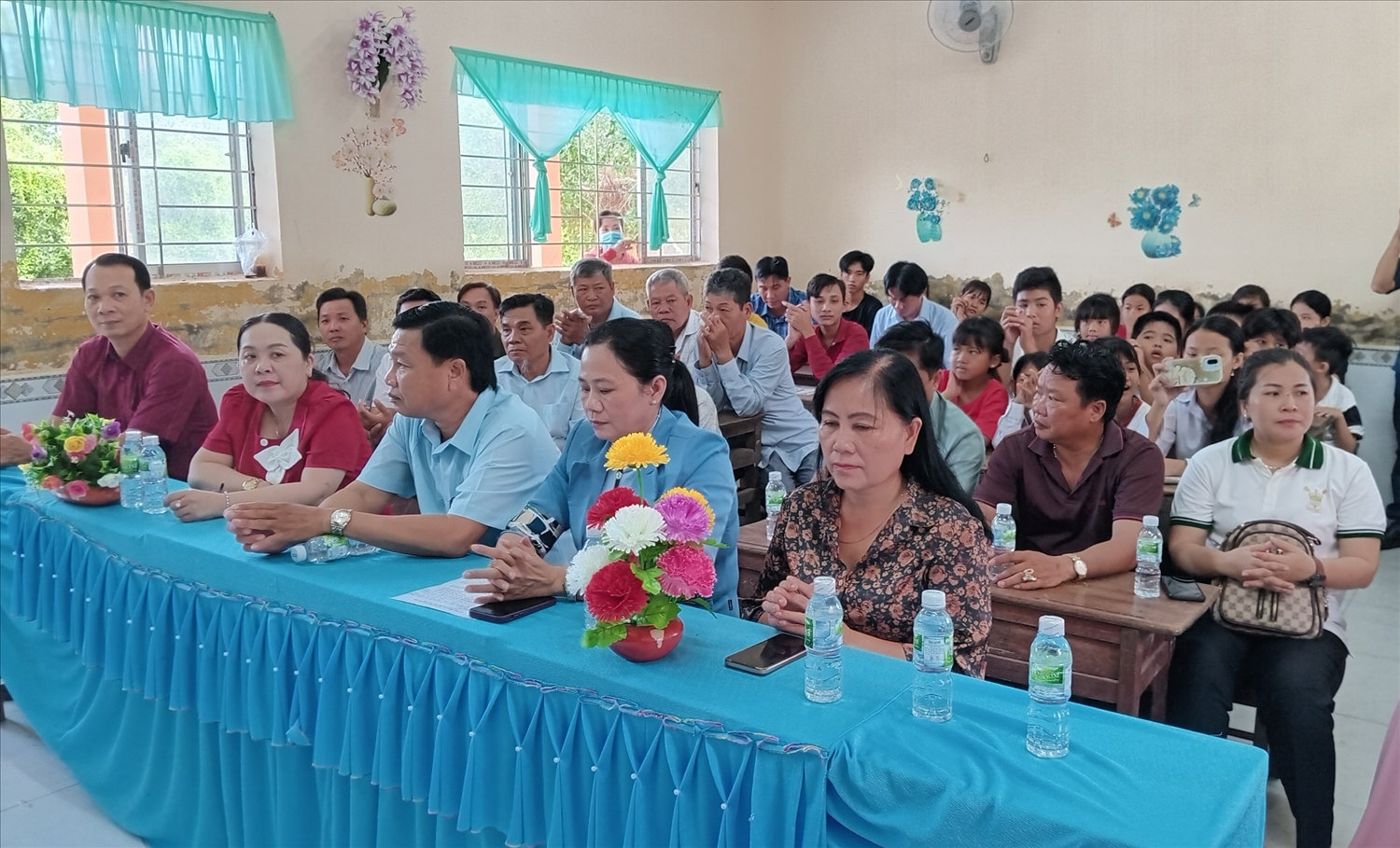 Đại biểu và các em học sinh tham dự Lễ bế giảng