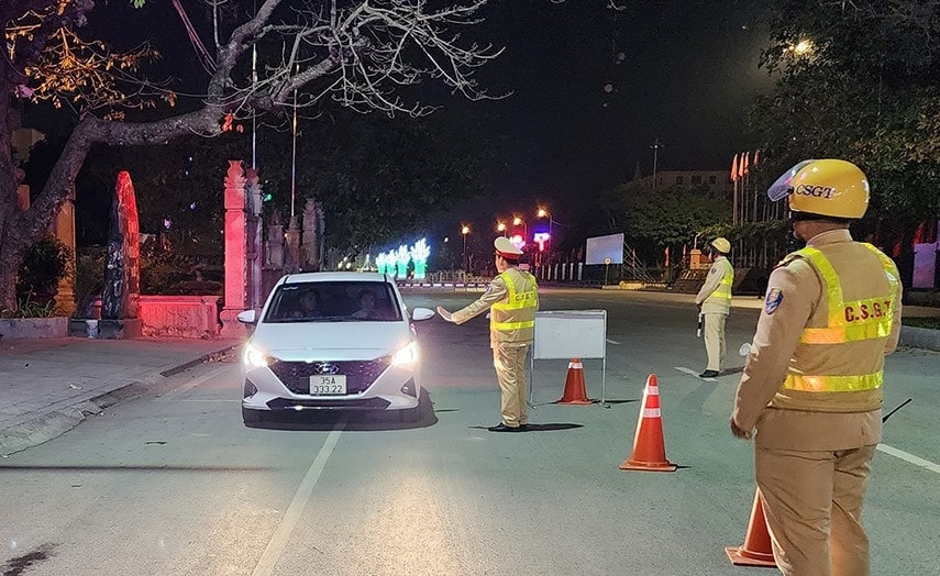 Bộ Công an đề xuất hạ thấp mức phạt tiền so với nghị định số 100/2019 (đã được sửa đổi, bổ sung tại Nghị định 123/2021) đối với hành vi vi phạm về nồng độ cồn (Ảnh minh họa).). Bộ Công an đề xuất hạ thấp mức phạt tiền so với nghị định số 100/2019 (đã được sửa đổi, bổ sung tại Nghị định 123/2021) đối với hành vi vi phạm về nồng độ cồn (Ảnh minh họa).