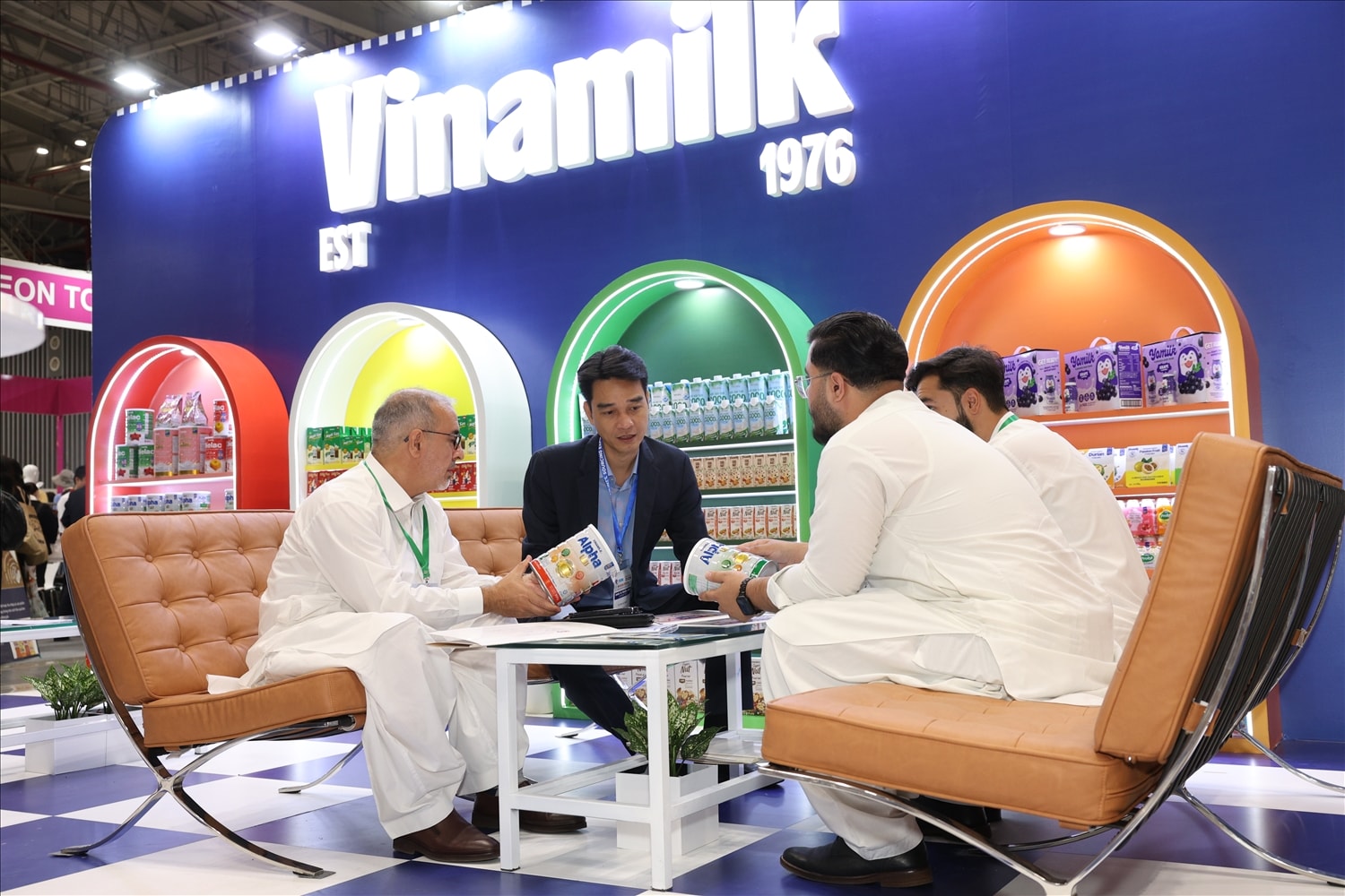 Với kinh nghiệm hơn 25 năm xuất khẩu, Vinamilk đã đưa sản phẩm sữa Việt đến hơn 60 quốc gia trên thế giới. Với kinh nghiệm hơn 25 năm xuất khẩu, Vinamilk đã đưa sản phẩm sữa Việt đến hơn 60 quốc gia trên thế giới.