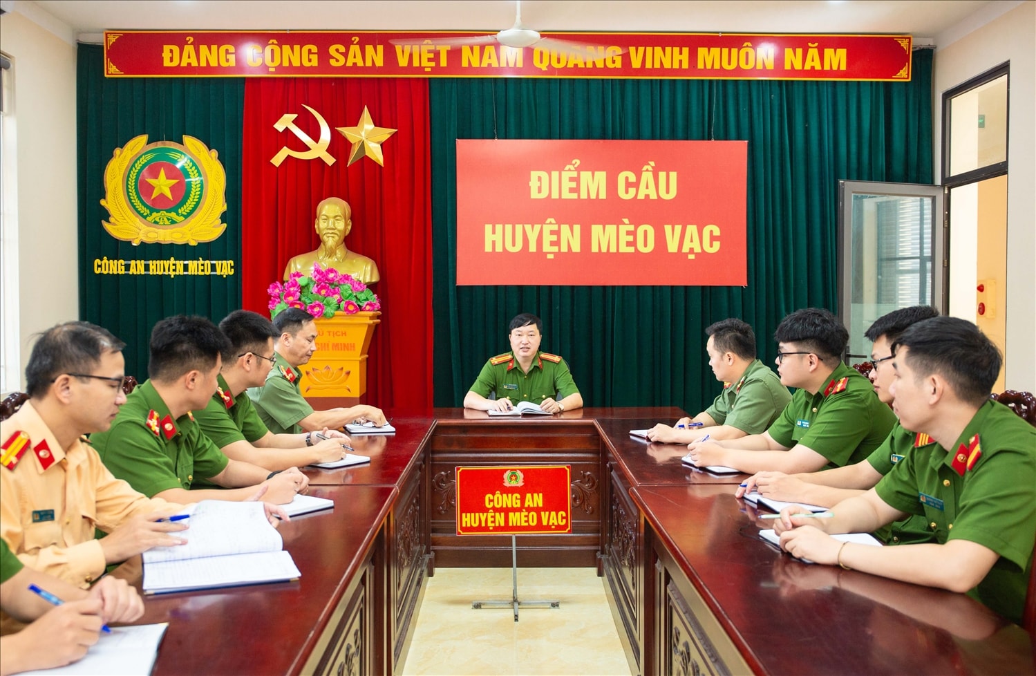 Cán bộ,  chiến sĩ Công an huyện Mèo Vạc trong một cuộc họp trước giờ lên đường làm nhiệm vụ.