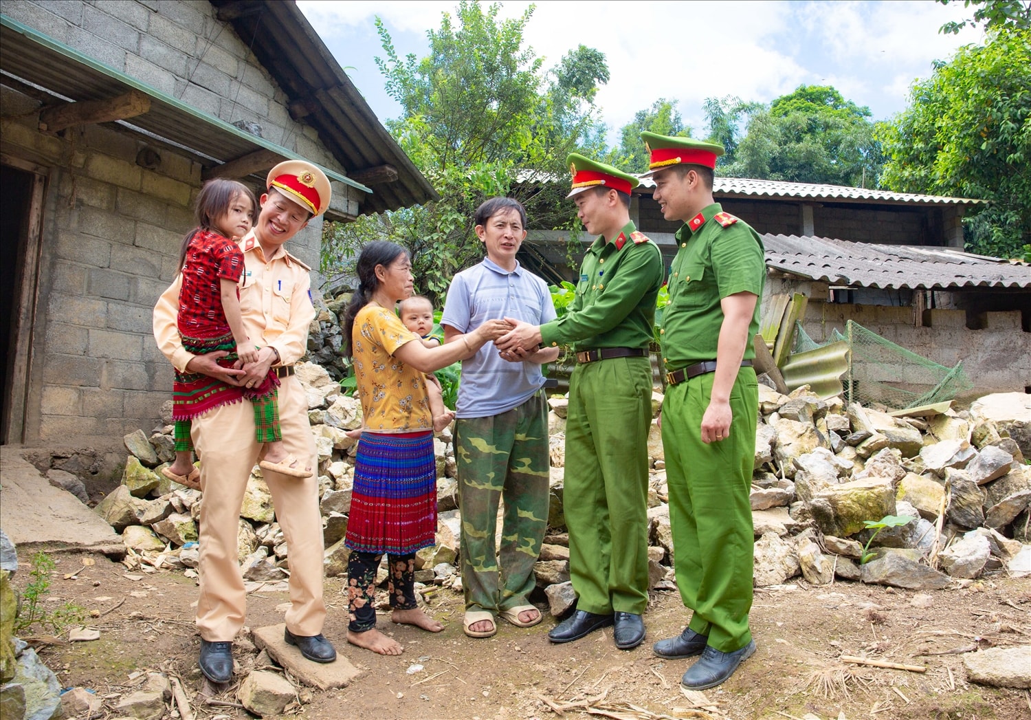 Cuộc hội ngộ xúc động của Thượng úy Nguyễn Mạnh Tường cùng cán bộ, chiến sĩ Công an huyện Mèo Vạc với gia đình anh Sùng Mí Dính.   