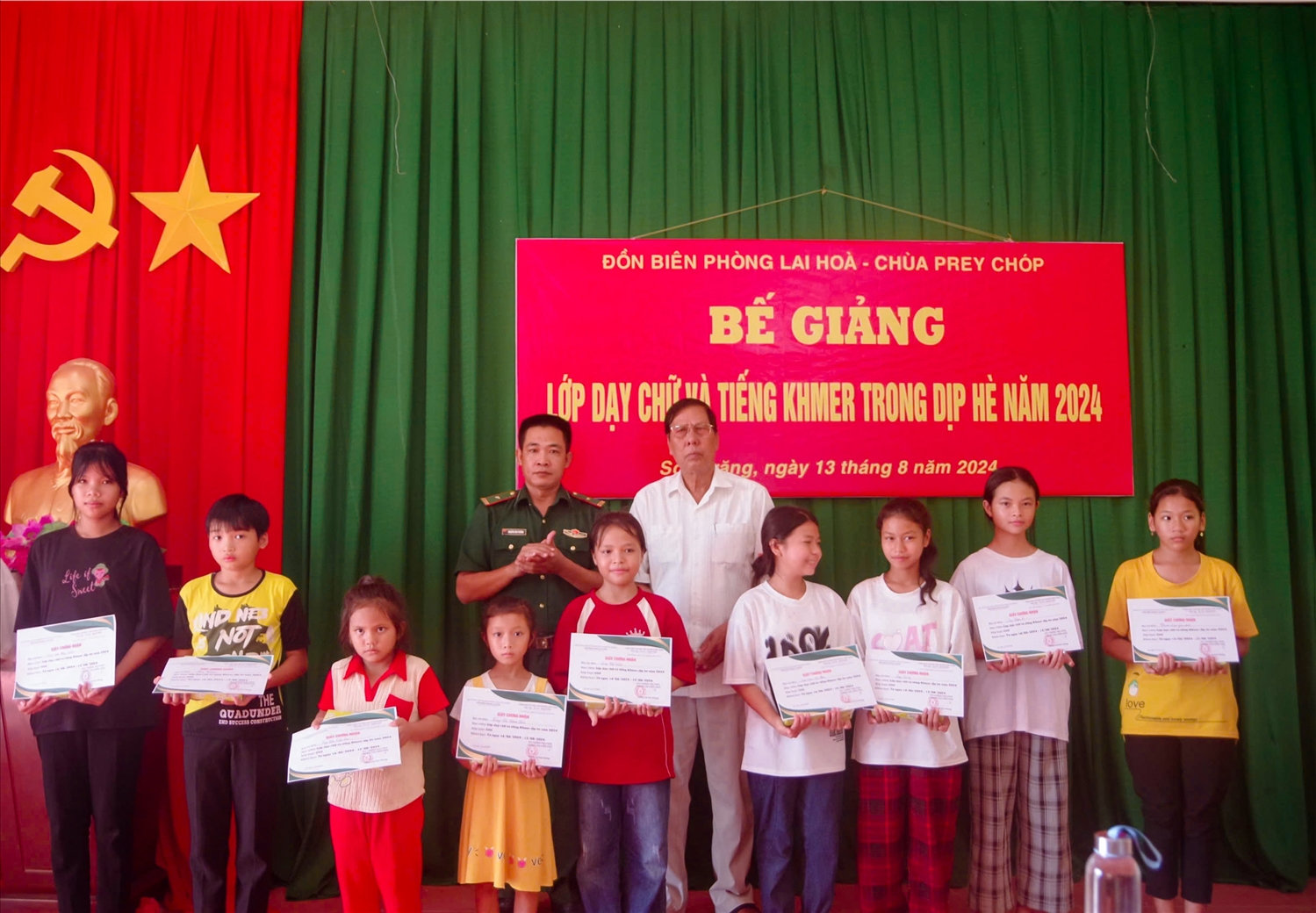 Trao quà  và giấy chứng nhận cho các em học sinh