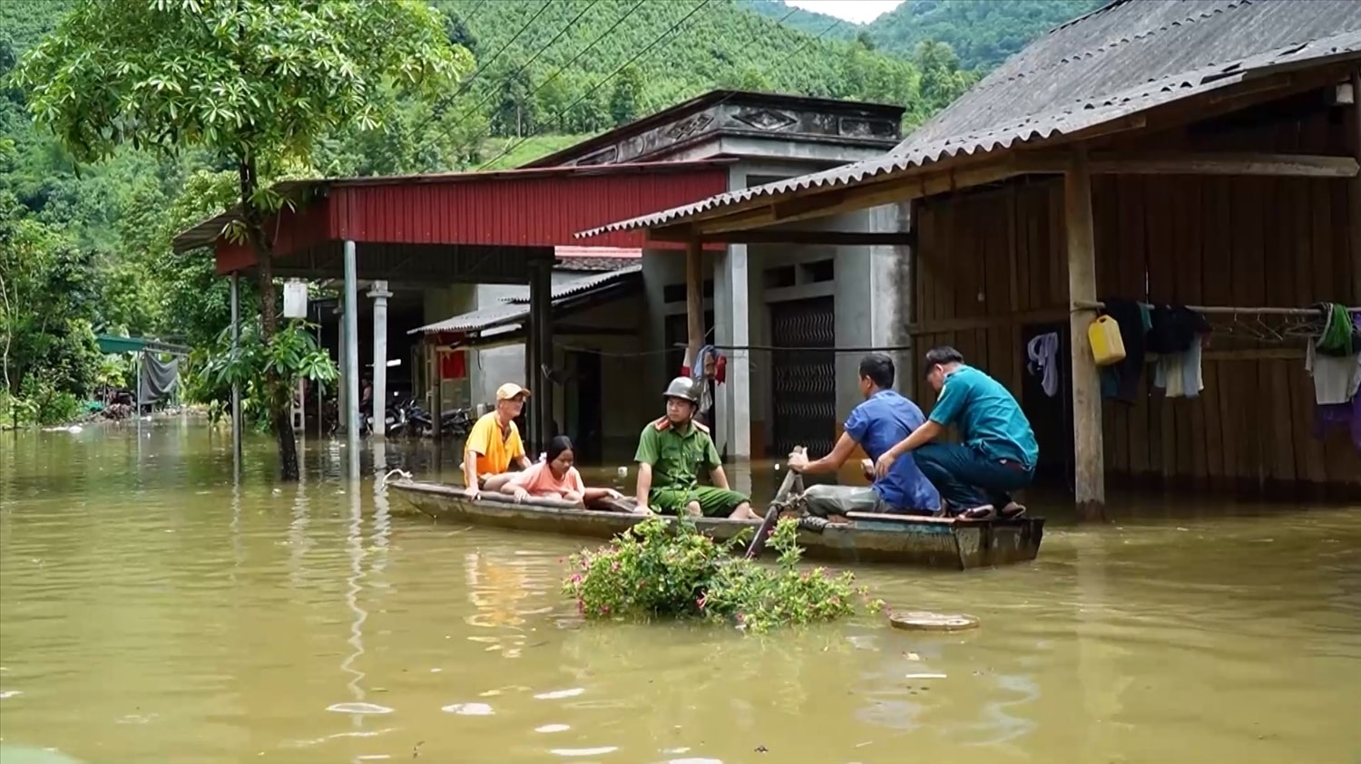 Lực lượng chức năng hỗ trợ người dân di chuyển tài sản Lực lượng chức năng hỗ trợ người dân di chuyển tài sản