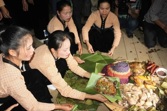 Mọi người cùng chuẩn bị mâm cúng Mọi người cùng chuẩn bị mâm cúng