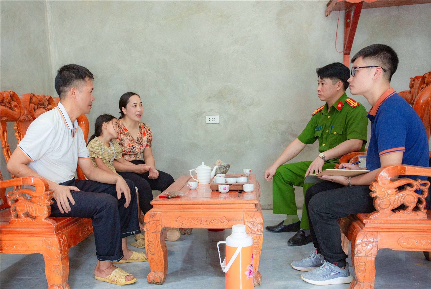 Anh Hoàng Văn Thắng trong cuộc gặp gỡ  với Phó Trưởng Công an xã Lao Và Chải Lò Minh Tuấn, Chủ tịch Hội Phụ nữ xã Lao Và Chải  Mua Thị Máy, cùng Phóng viên Báo Dân tộc và Phát triển.