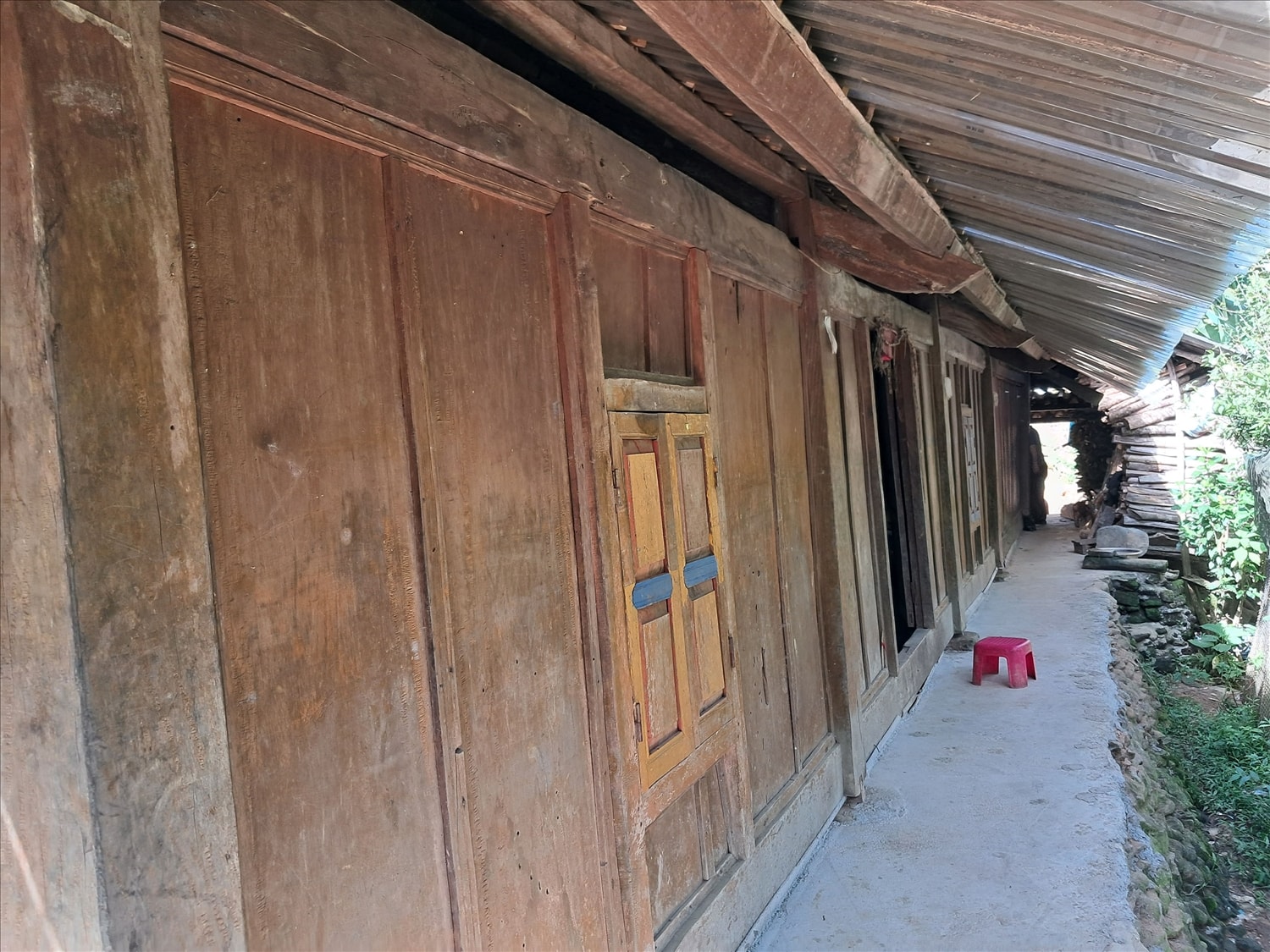 Ngôi nhà cổ của người Mông dù to hay nhỏ đều phải có đủ 2 cửa, trong đó có một cửa chính và một cửa phụ. (Trong ảnh: Hiên nhà cổ của đồng bào Mông)