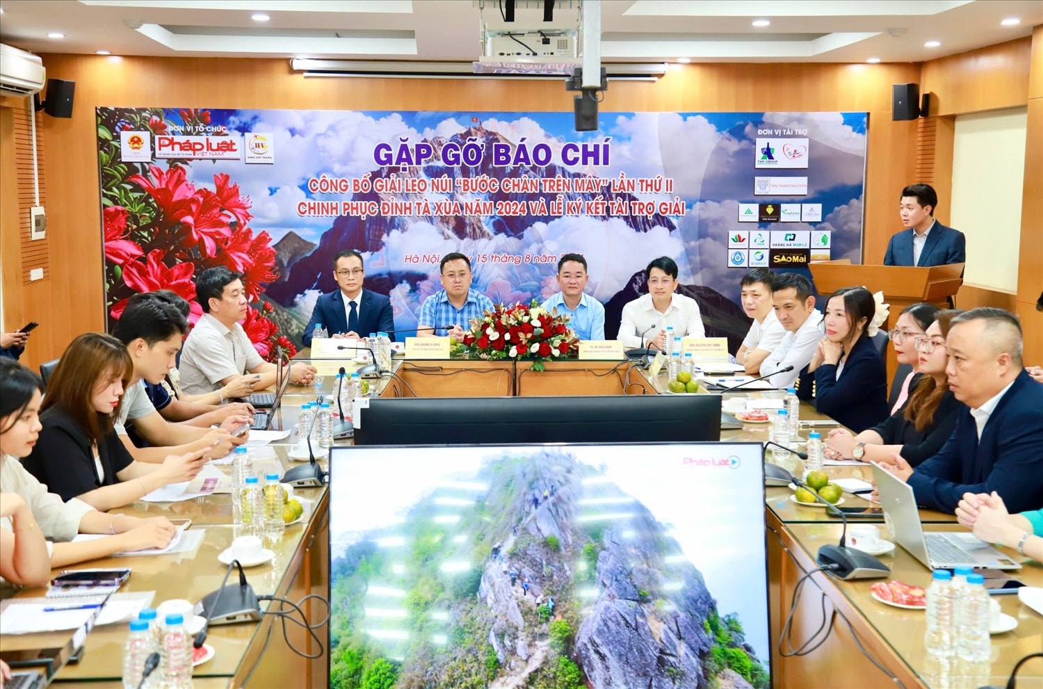 Đây là Giải Leo núi dành cho báo giới, quy tụ hàng trăm nhà báo, phóng viên thuộc các cơ quan thông tấn báo chí trong cả nước, từ Trung ương đến địa phương góp mặt. Đây là Giải Leo núi dành cho báo giới, quy tụ hàng trăm nhà báo, phóng viên thuộc các cơ quan thông tấn báo chí trong cả nước, từ Trung ương đến địa phương góp mặt.