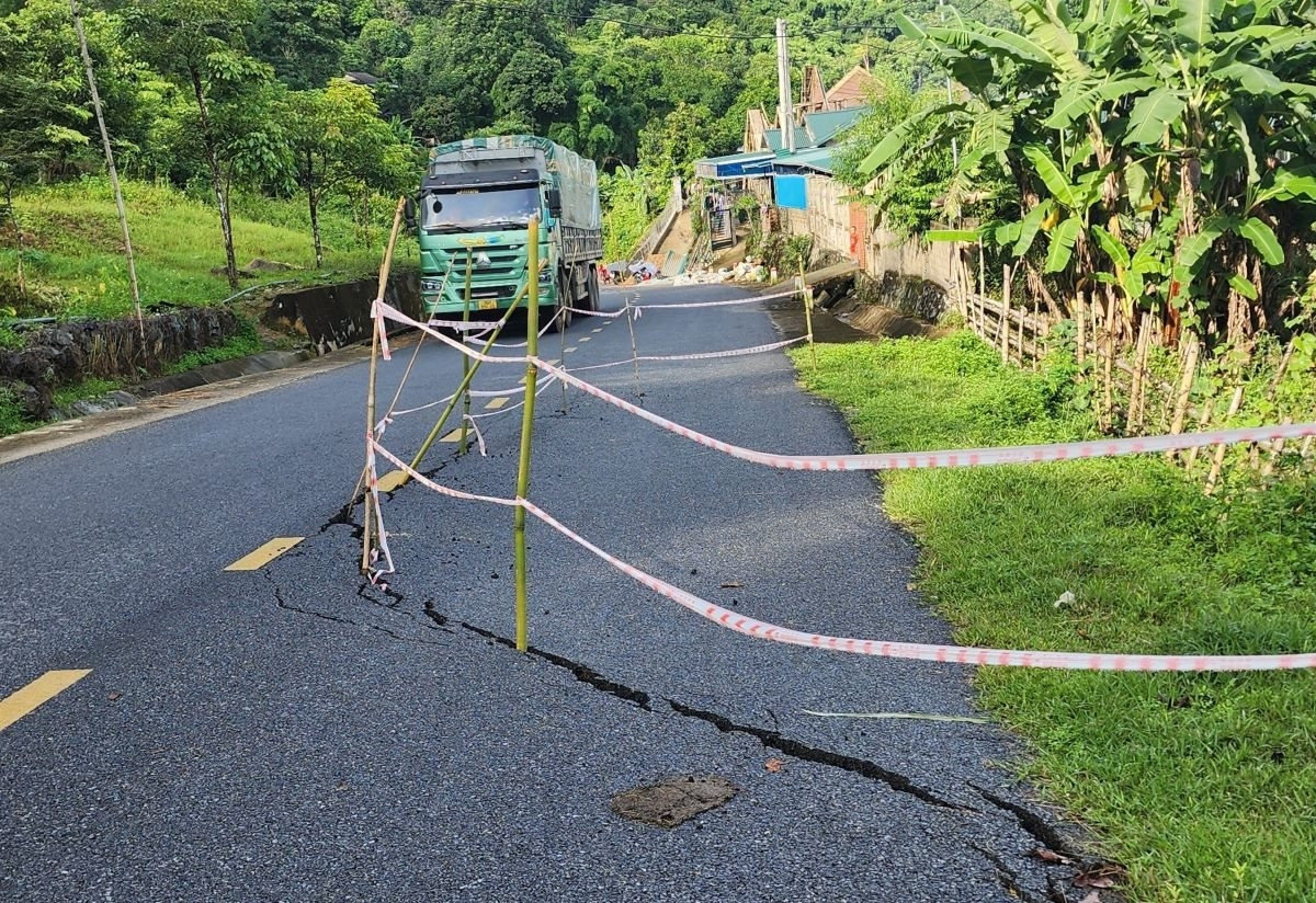 Chính quyền địa phương đã đặt biển, căng dây  cảnh báo người dân qua lại tuyến đường sụt lún nguy hiểm này