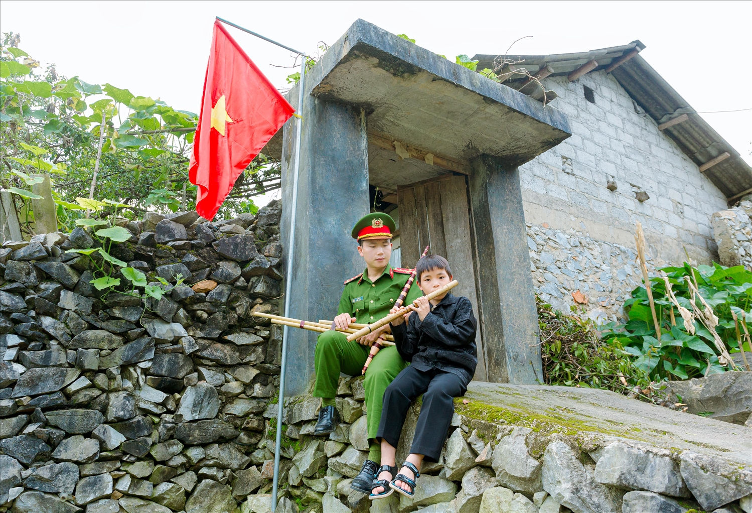 Đại úy Ly Mí Và người thổi hồn cho Say tình yêu âm nhạc truyền thống  của đồng bào dân tộc Mông.