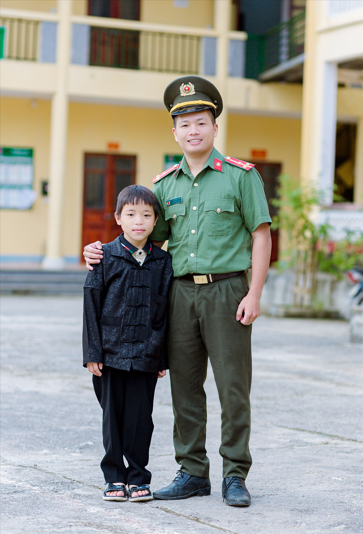 Sùng Mí Say bên Thượng úy Khổng Văn Thông.