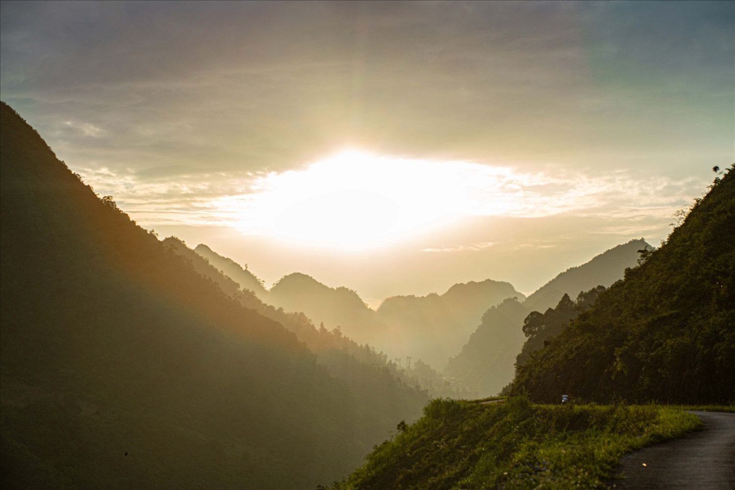 Đường vào xã Hố Quáng Phìn, huyện Đồng Văn, tỉnh Hà  Giang.