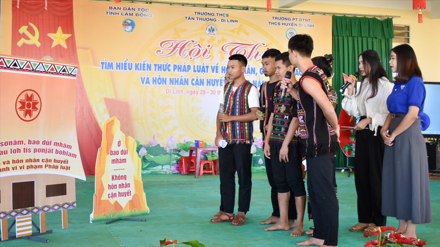Công tác tuyên truyền, PBGDPL được Ban Dân tộc tỉnh Lâm Đồng chú trọng, triển khai và đạt được nhiều kết quả. Công tác tuyên truyền, PBGDPL được Ban Dân tộc tỉnh Lâm Đồng chú trọng, triển khai và đạt được nhiều kết quả.