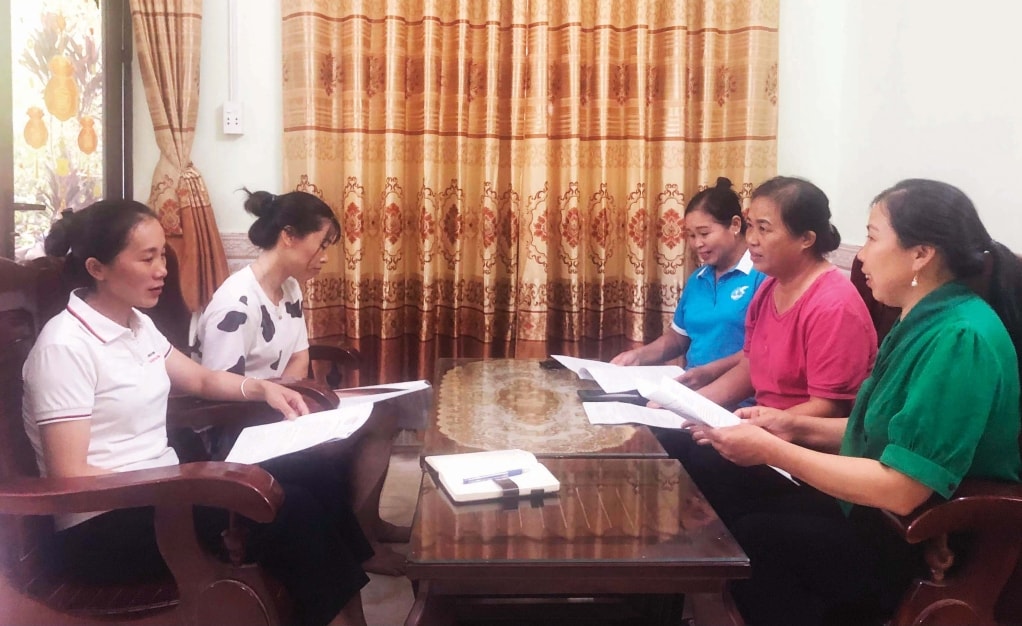 Cán bộ Hội LHPN xã Đức Xuân và chị em phụ nữ Tổ truyền thông cộng đồng xóm Tục Ngã xây dựng nội dung tuyên truyền bình đẳng giới (Ảnh: Trường Hà).