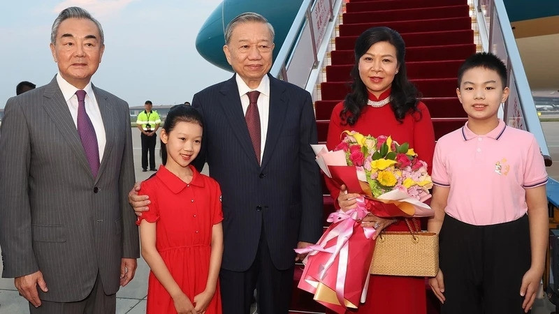 Đồng chí Vương Nghị, Ủy viên Bộ Chính trị, Chủ nhiệm Văn phòng Ủy ban công tác Đối ngoại Trung ương, Bộ trưởng Ngoại giao đón Tổng Bí thư, Chủ tịch nước Tô Lâm và Phu nhân tại Sân bay quốc tế Bắc Kinh. (Ảnh: TTXVN) Đồng chí Vương Nghị, Ủy viên Bộ Chính trị, Chủ nhiệm Văn phòng Ủy ban công tác Đối ngoại Trung ương, Bộ trưởng Ngoại giao đón Tổng Bí thư, Chủ tịch nước Tô Lâm và Phu nhân tại Sân bay quốc tế Bắc Kinh. (Ảnh: TTXVN)