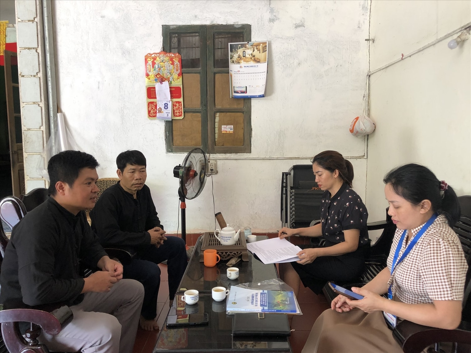 Các điều tra viên tranh thủ giờ nghỉ trưa, buổi tối để đến từng hộ gia đình thu thập thông tin Các điều tra viên tranh thủ giờ nghỉ trưa, buổi tối để đến từng hộ gia đình thu thập thông tin