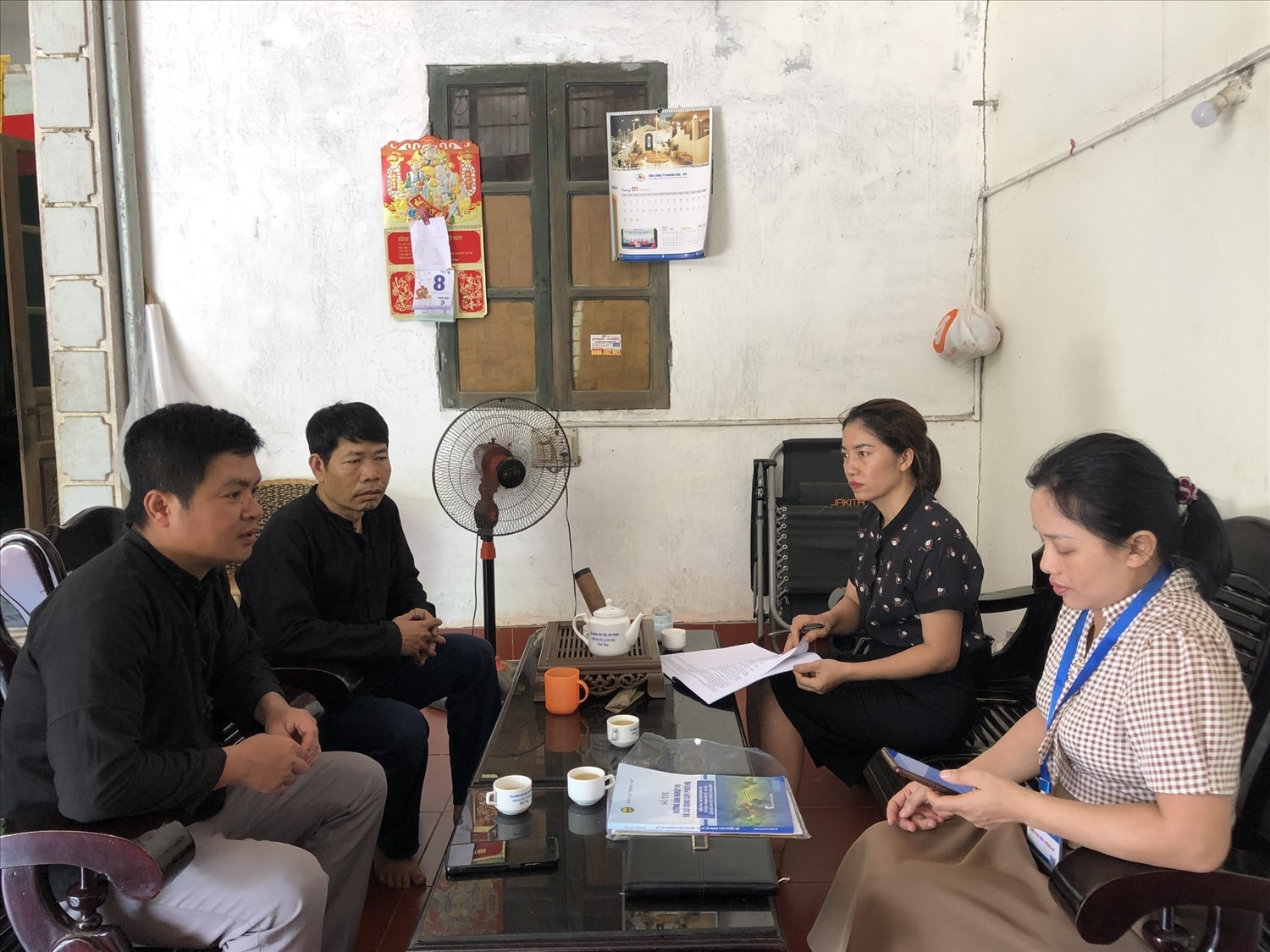 Ông Bình (thứ 2 từ trái qua) cùng với các điều tra viên đi thu thập thông tin các hộ dân trong thôn Bản Vền Ông Bình (thứ 2 từ trái qua) cùng với các điều tra viên đi thu thập thông tin các hộ dân trong thôn Bản Vền