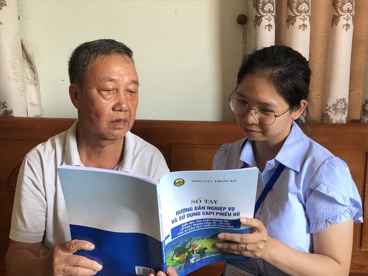 Ông Phủ thường xuyên trao đổi thông tin với các điều tra viên khi tiến hành thu thập thông tin tại thôn Ông Phủ thường xuyên trao đổi thông tin với các điều tra viên khi tiến hành thu thập thông tin tại thôn