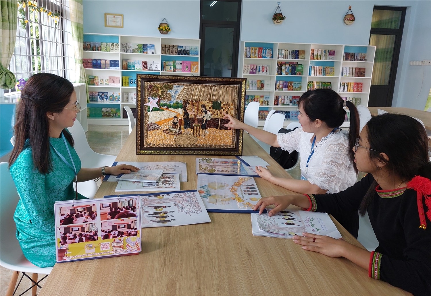 Em H’Rên và các cô giáo trong trường đọc bộ truyện tranh song ngữ Việt - Ê Đê Em H’Rên và các cô giáo trong trường đọc bộ truyện tranh song ngữ Việt - Ê Đê
