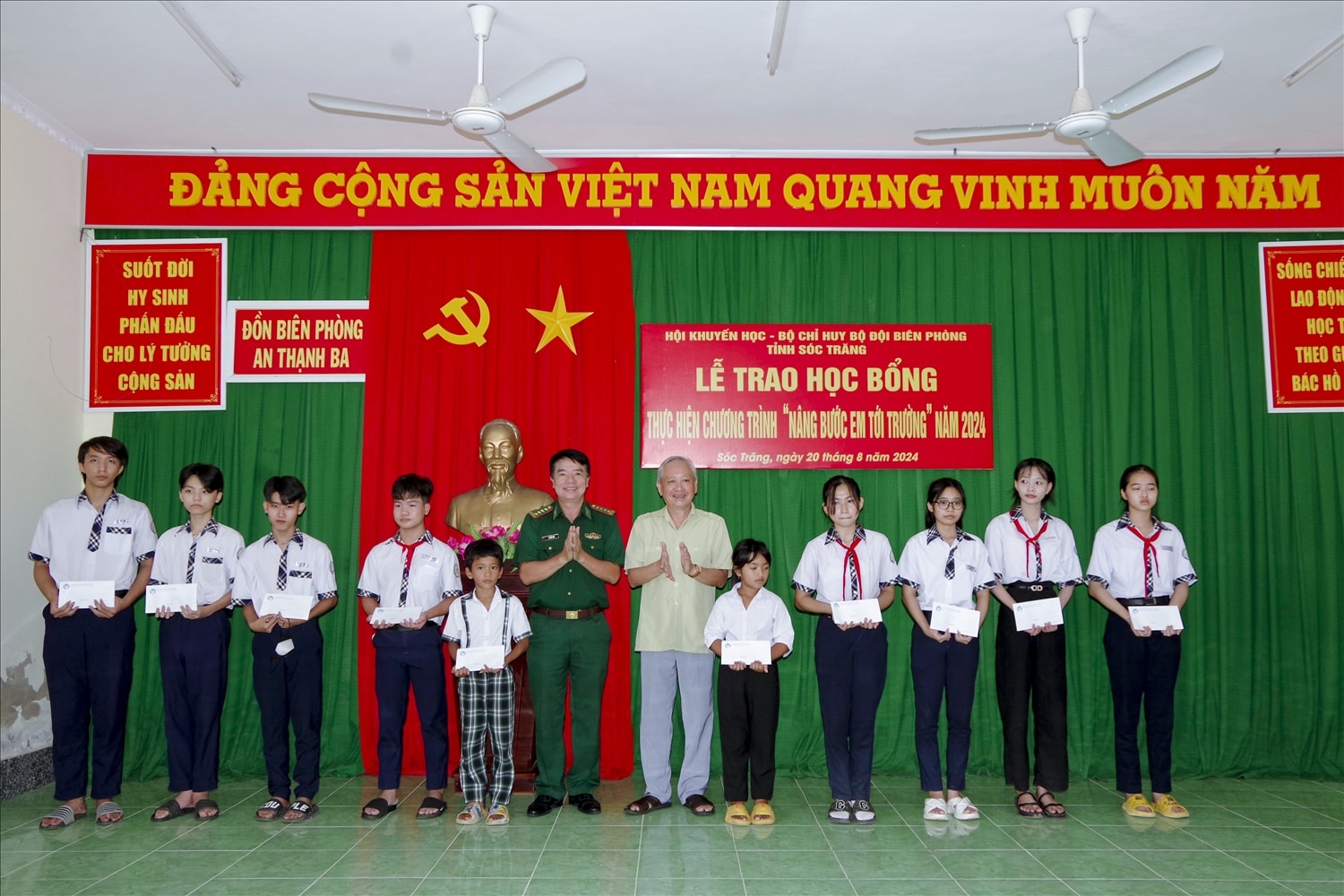 Trao học bổng cho các em học sinh Trao học bổng cho các em học sinh