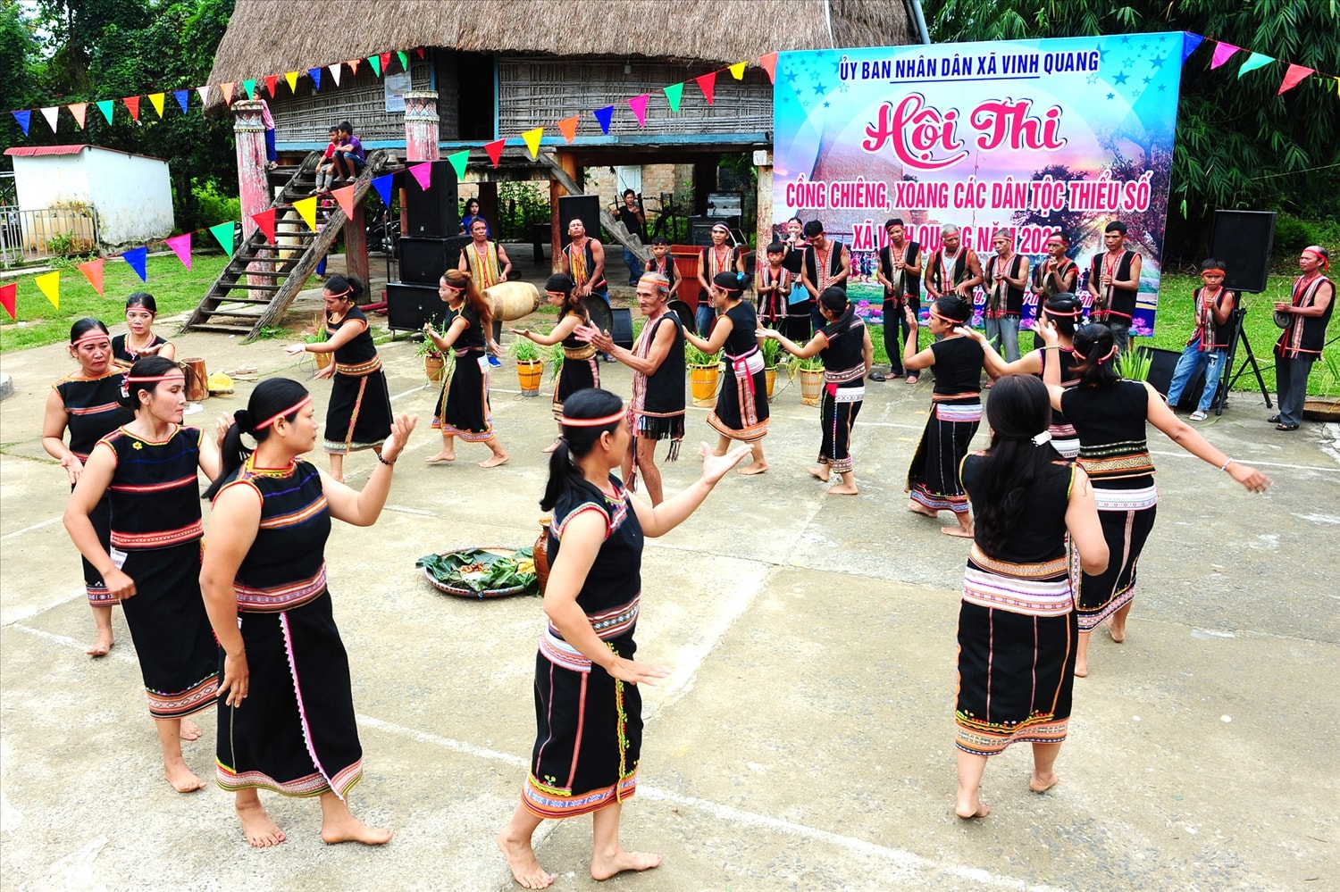 Đội Kon Rờ Bàng 2 nối vòng xoang, cồng chiêng 
