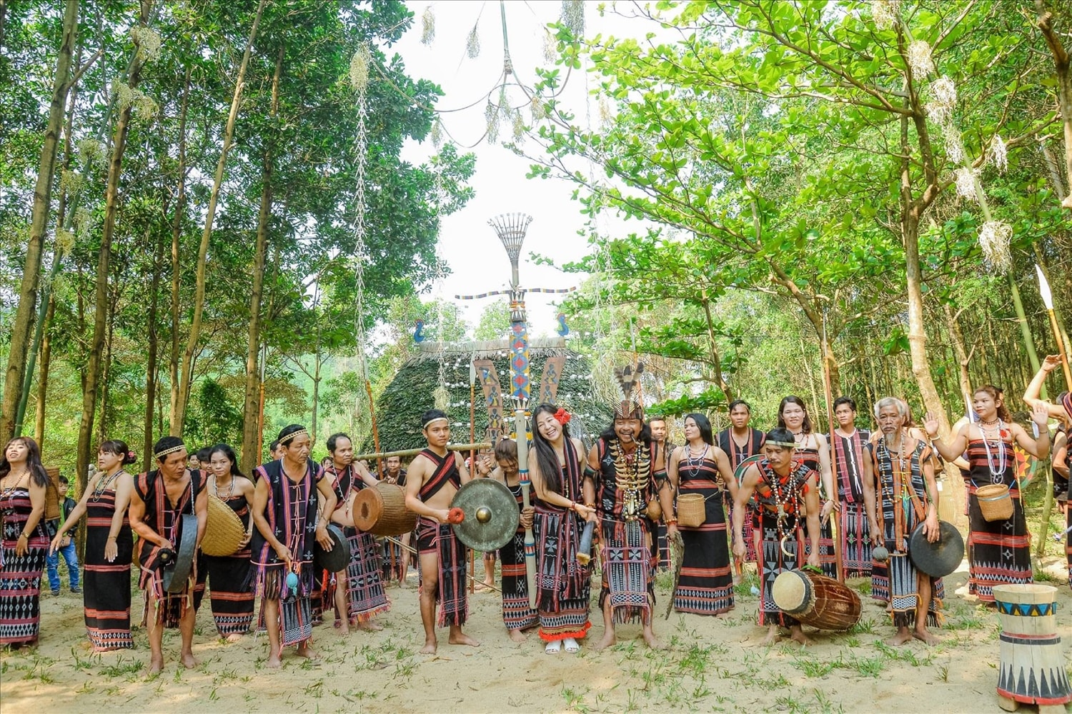Đà Nẵng triển khai Đề án bảo tồn và phát huy văn hóa đồng bào dân tộc Cơ Tu giai đoạn 2022-2030 với kinh phí hơn 31,3 tỷ đồng, tạo điều kiện để người dân phục dựng các giá trị văn hóa truyền thống. Đà Nẵng triển khai Đề án bảo tồn và phát huy văn hóa đồng bào dân tộc Cơ Tu giai đoạn 2022-2030 với kinh phí hơn 31,3 tỷ đồng, tạo điều kiện để người dân phục dựng các giá trị văn hóa truyền thống.